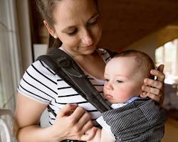 Image de parent learning how to carry their baby in a sling