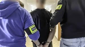 Nieprzytomny mężczyzna leżał na ulicy. Nie udało się go uratować, dwie osoby z zarzutami