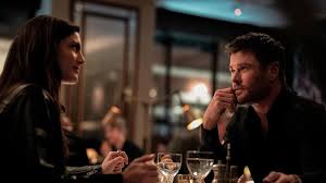 El ‘thriller’ protagonizado por Chris Hemsworth que llega a plataformas poco más de un mes después de estrenarse en cines: “Una película de atracos con alma”