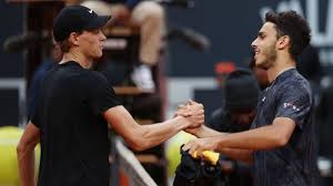 Cerúndolo Avanza en París: Crónica de un Triunfo y una Derrota