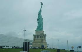 +VIDEO Fuerte viento derriba estatua de la Libertad en el sur de Brasil