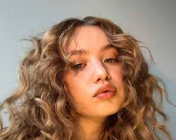 Image de HeartShaped Face with Curtain Bangs and Curly Hair