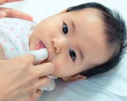 Hình ảnh về Cách vệ sinh lưỡi cho trẻ sơ sinh