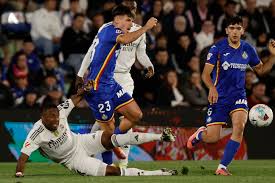 Real Madrid Prepares For El Clásico: Alaba & Courtois Injury Scares!