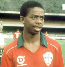 Um dos mais talentosos jogadores que o Brasil produziu no começo dos anos 90, Dener Augusto de Souza, o Dener, não teve tempo de se consagrar como um grande ... - 74231