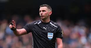 Michael Oliver fue designado árbitro para el partido entre el Arsenal y el Bournemouth