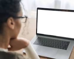 person looking at a blank computer screen resmi