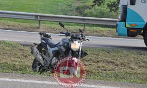 Acidente entre moto e carreta deixa mulher ferida na SP-75, em Salto