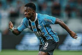 Pela primeira vez convocado, atacante do Grêmio pode desfalcar a equipe