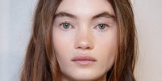 Marre de votre tatouage des sourcils ? Voici comment l'effacer