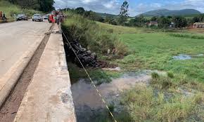 Caminhão cai de ponte no interior de Minas e deixa um morto