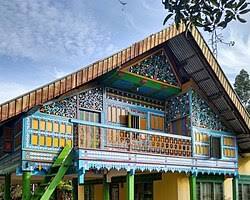 Rumoh Aceh arsitektur tradisional Aceh, buatan AI