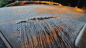 Serra de SC amanhece 'congelada' a -3°C com carro coberto de gelo