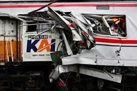 A crumpled train and artwork In Bed: photos of the day – Tuesday