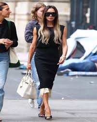 Saia de renda à mostra: A gafe fashion que Victoria Beckham tornou chique