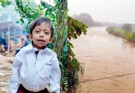 Buscan a Alex, niño que fue arrastrado por el río en la zona Triqui