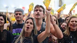 Namorado de Pedro Sampaio assiste ao show do DJ na grade do Rock in Rio