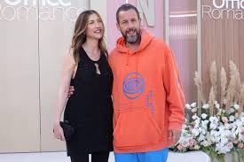Adam Sandler vai de moletom à estreia de filme da esposa e recebe críticas