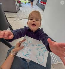 Foto: José Leonardo também aparece com um desenho para mãe de 'feliz aniversário'