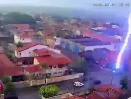 Raio atinge casa no bairro Éden, em Sorocaba