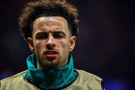 Curtis Jones: O desafio de deixar o Liverpool e a realidade da exclusão britânica