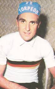 30 hans junkermann In 1960 werd hij ook voor het eerst Duits wegkampioen (foto 2), iets wat hij de twee daaropvolgende jaren eveneens klaarspeelde. - 30-hans-junkermann