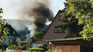 Schuppenbrand in Karlstadt: Flammen griffen auf Garage und Hausfassade über – Polizei ermittelt zur Ursache