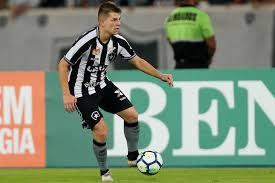 Ex-meia de Athletico e Botafogo, João Pedro anuncia aposentadoria do futebol aos 29 anos