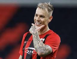 Após sondagens de Grêmio e Flamengo, Roger Guedes tem contrato renovado até 2027 no Al Rayyan