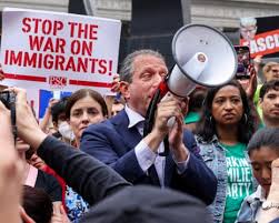 New York City comptroller and mayoral candidate Brad Lander released from federal custody – video