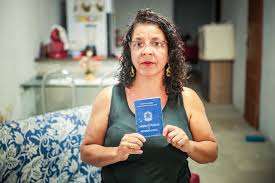 Não foi um erro: mulher que descobriu registro de presidente na carteira de trabalho quer justiça