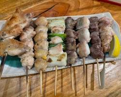 焼き鳥ギャング沖縄の炭火で焼かれる串の画像