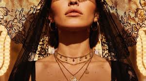 Serena Brancale guarda a Bad Bunny per dire qualcosa di diverso