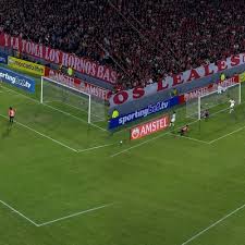 Video: de la doble salvada de Muslera al golazo de Estudiantes en la siguiente jugada