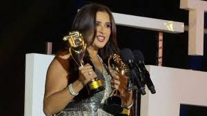 ياسمين عبد العزيز توجه رسالة نارية: أهدي جوائزي لمن يحاربونني