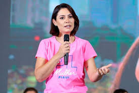 Michelle Bolsonaro é submissa no post e candidata no Diário Oficial