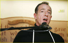 About this photo set: Lindsay Lohan&#39;s father, do-gooder Michael Lohan, serves hot meals to shelter-based homeless people at the 2007 Great Thanksgiving ... - michael-lohan-thanksgiving-dinner-02