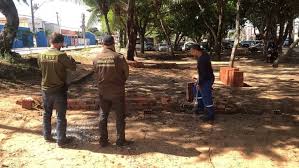 Homem volta a tentar ocupar área pública e Prefeitura demole estrutura na Zona Sul de Natal