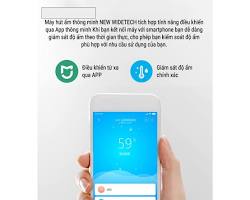 Hình ảnh về Mẹ đang điều khiển máy hút sữa thông minh qua app điện thoại, hiển thị thông tin về quá trình hút sữa.