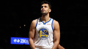 Jogador de basquete do Golden State Warriors, número 77, em quadra.