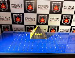 Adolescente pula muro e foge ao ver PM em Buritizeiro; grande quantidade de drogas é apreendida