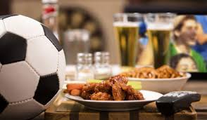 Resultado de imagen de ver el futbol en el bar