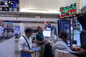 Wells Fargo’s Kwon Cuts US Stocks View as AI Worries Mount in Tech