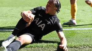 الإصابة تُبعد الهولندي سيمونز عن توتنهام لما تبقى من الموسم وتحرمه من المونديال