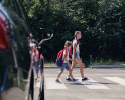 Зображення: Child crossing the street at a crosswalk