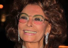 Il mondo dei doppiatori, doppiocinema.net, libro &quot;Sophia Loren&quot; di Stefano Masi ed Enrico Lancia ^ Sito web del Quirinale: dettaglio decorato. - PUMOx