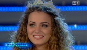 Giusy Buscemi è la Miss Italia 2012 che il concorso voleva, se è vero che le parole sono importanti. Volevano «la ragazza della porta accanto», ... - Giusy-Buscemi-Miss-Italia-2012-09-11-00.45.54-586x342