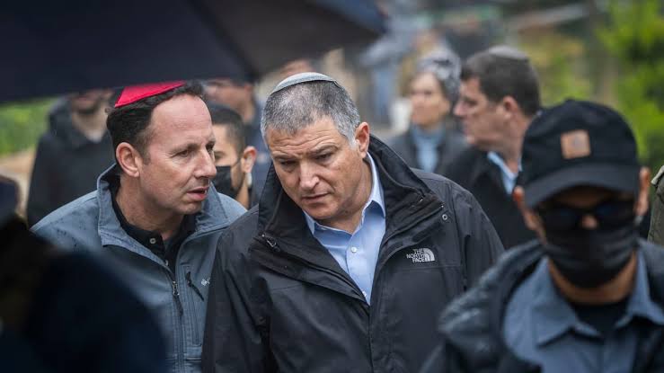 Shin Bet chief David Zini says he alone decided to deny Gadi Eisenkot state security; Netanyahu instructs ensuring protection as threats escalate