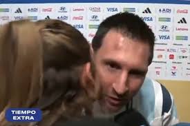 Entenda por que Messi cumprimentou uma jornalista com beijo no rosto na zona mista