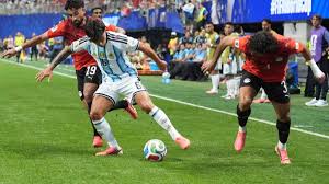 Así juega Lisandro Martínez, el central de Argentina: el defensa atípico que estuvo casi un año sin jugar